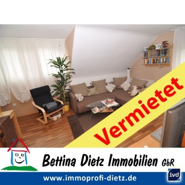 **VERMIETET**DIETZ: Moderne helle 2,5 Zimmerwohnung mit Einbauküche – Stellplatz – Eigener Freisitz – Feldrandlage, 64832 Babenhausen, Dachgeschosswohnung