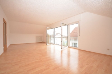 **VERMIETET**DIETZ: 3 Zimmer Dachgeschosswohnung mit französischem Balkon – WGs möglich!, 64832 Babenhausen, Dachgeschosswohnung