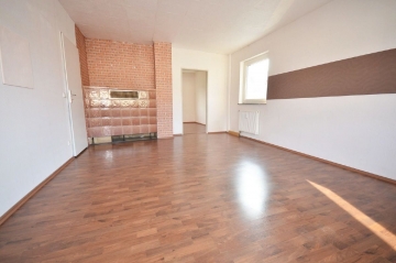 DIETZ: Helle 3 Zimmer Wohnung mit Balkon – Kachelofen – Außenfassadendämmung, 64832 Babenhausen, Etagenwohnung