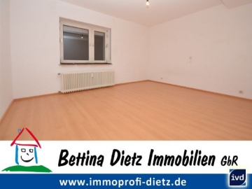 **VERMIETET**DIETZ: Sehr gepflegte 3 Zimmerwohnung inkl PKW-Stellplatz, 63762 Großostheim, Etagenwohnung