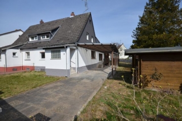 **VERMIETET**DIETZ: Klasse renoviertes Einfamilienhaus mit Carport, Kaminanschluss, Terrasse und Garten, 64807 Dieburg, Doppelhaushälfte