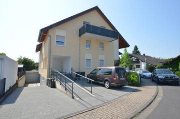 **VERMIETET**DIETZ: KfW-60 Haus! Zweitbezug! Große 3 Zimmer-Wohnungi Solaranlage, Fußbodenheizung, Balkon, 64832 Babenhausen, Etagenwohnung