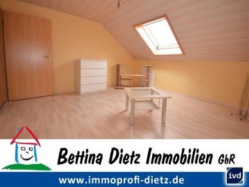 **VERMIETET**DIETZ: 3 Zimmerwohnung mit Einbauküche – Multifunktionsdusche – 3 Familienhaus – Laminatböden, 64832 Babenhausen, Dachgeschosswohnung