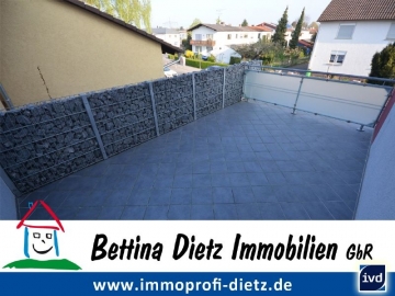 **VERMIETET**DIETZ: Zweitbezug! Top 3 Zimmer-Wohnung mit riesiger Dachterrasse, Einbauküche, tolles Tageslichtbad, 64823 Groß-Umstadt, Etagenwohnung