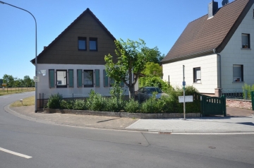 **VERMIETET**DIETZ: Renoviertes, gemütliches Einfamilienhaus mit PKW-Stellplatz und Mini-Garten, 64832 Babenhausen, Einfamilienhaus