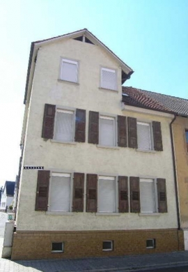 *Verkauft* Solides Einfamilienhaus mit massiver Scheune und
Einziehen-Miete sparen !!, 64832 Babenhausen, Einfamilienhaus