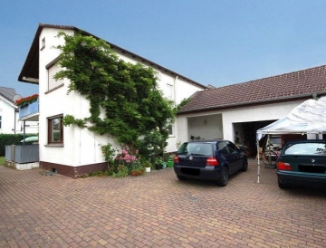 **Verkauft**  Freistehendes 2 Familienhaus auf 682 m² Grundstück mit 2 Garagen !!!, 64832 Babenhausen, Zweifamilienhaus