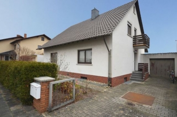 **VERKAUFT**DIETZ: 2 Familienhaus mit großem Garten – Terrasse – Garage – Neuwertige Gas-Zentralheizung, 64832 Babenhausen, Zweifamilienhaus