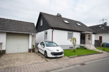 **VERKAUFT**DIETZ: 1-2 Familienhaus in begehrter Lage mit riesigem Grundstück – Garage – hier können Sie sich austoben!, 64807 Dieburg, Zweifamilienhaus