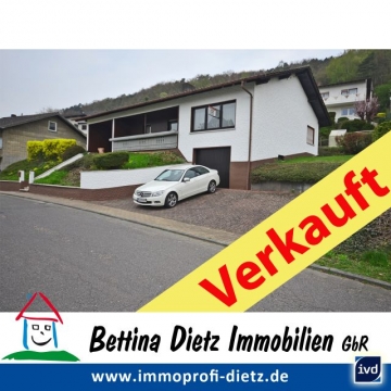 **VERKAUFT**DIETZ: Herrlicher Bungalow in leichter Hanglage mit Keller, Garage und großem Grundstück!, 64739 Höchst, Einfamilienhaus