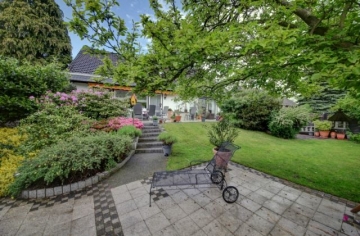 **VERKAUFTT**DIETZ: Modernisiertes großzügiges Wohnhaus mit tollem Garten, Terrasse, Einbauküche uvm. zum kleinen Preis!, 64839 Münster, Einfamilienhaus