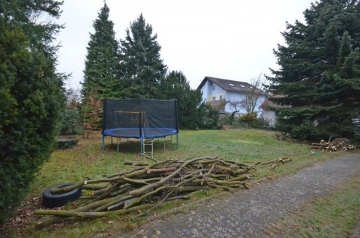 **VERKAUFT**DIETZ: Schönes Baugrundstück in ruhiger Seitenstraße teilweise umgeben von schönem Baumbestand, 64409 Messel, Wohnen