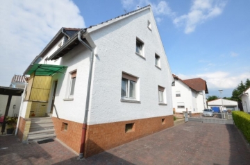 **VERKAUFT**DIETZ: Haus mit 2 Wohnungen zum Renovieren in Babenhausen Ortsteil Langstadt, 64832 Babenhausen, Zweifamilienhaus