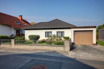 **VERKAUFT**DIETZ: Toller Bungalow mit großem Garten, Garage uvm. Bestens geeignet für JUNG und ALT!, 64823 Groß-Umstadt, Einfamilienhaus