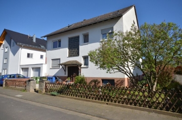 **VERKAUFT**DIETZ: 3 Familienhaus mit 2 Garagen und Garten in schöner Lage von Schaafheim Ortsteil Mosbach, 64850 Schaafeim, Mehrfamilienhaus