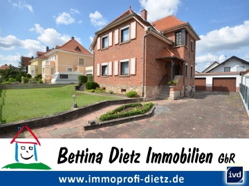 **VERKAUFT**DIETZ: Ein oder Zweifamilienhaus mit Doppelgarage und Garten in beliebter Lage, 64850 Schaafheim, Zweifamilienhaus