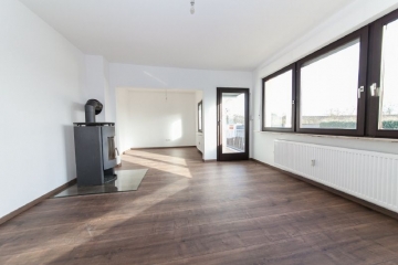 **VERKAUFT**DIETZ: Provisionsfreie RENOVIERTE 3-4 Zimmer Wohnung im 1.OG mit EBK, 2 Balkone und Garage!, 64832 Babenhausen, Etagenwohnung